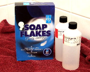 Soap flakes and distilled water - the basic ingredients for mirror cleaning